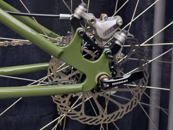 Long disc tabs are integrated into the plate-style dropouts.