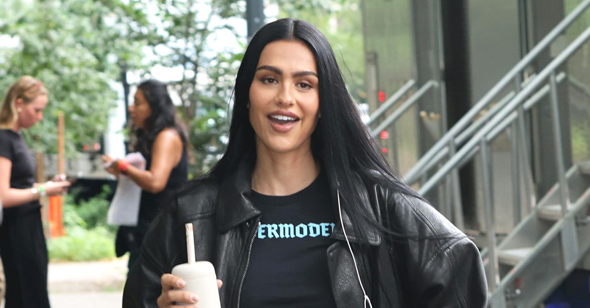 The 2025 Jacket Trend to Wear With Jeans and Sneakers