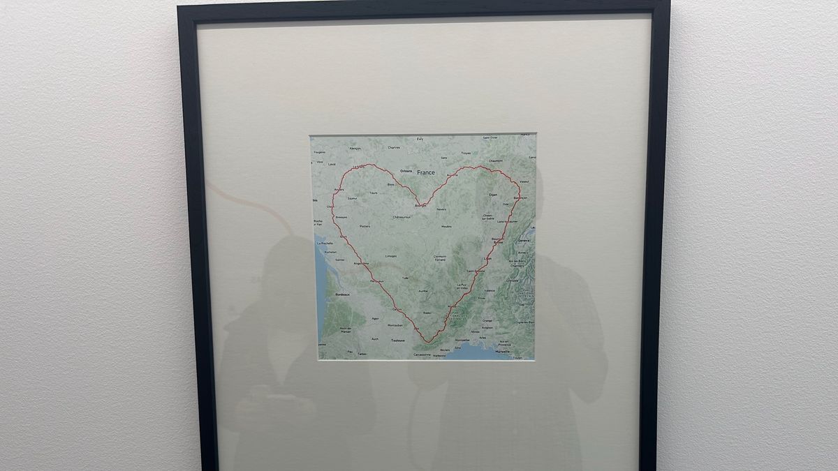 A "GPS art" map showing a massive heart drawn over 1,300 kilometers of cycling in France