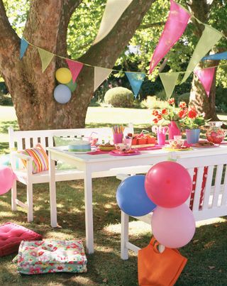 garden decor ideas: pink party decorations