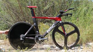 Rohan Dennis' BMC timemachine with blacked-out tri spoke and blacked-out disc. For our money, we'd say it's a Hed front and Lightweight rear