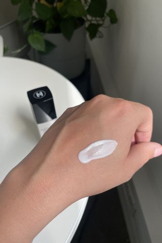 valeza swatching the la solution 10 de chanel on her hand