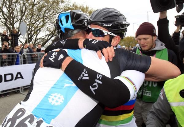 Mark Cavendish at the finish with this Sky teammates