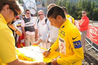 Alexander Quintana Rojas signs a jersey as Tour de l'Avenir champion.