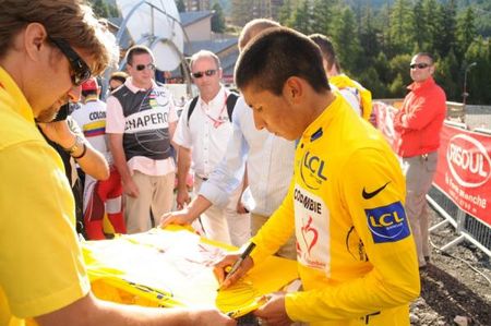 Alexander Quintana Rojas signs a jersey as Tour de l'Avenir champion.
