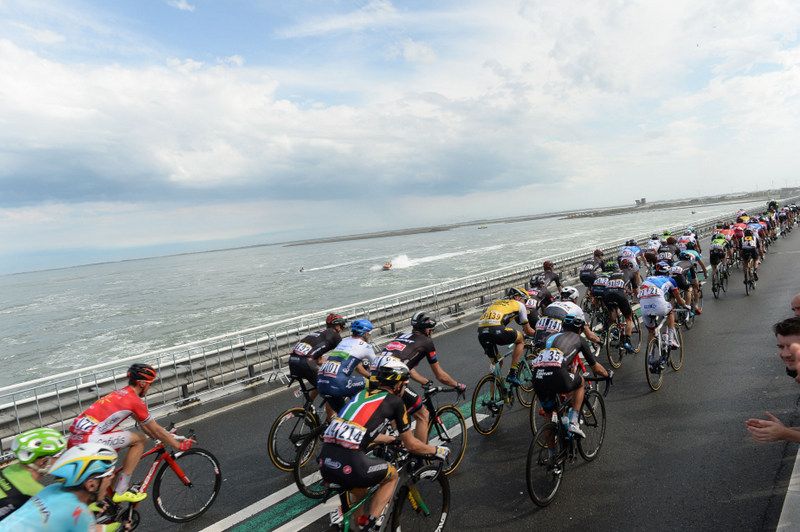The peloton riding by the North Sea