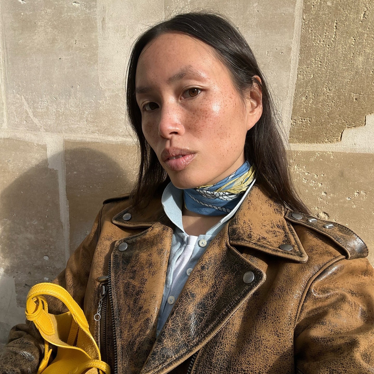 Creator @vikilefevre taking a selfie outside with glowing skin 