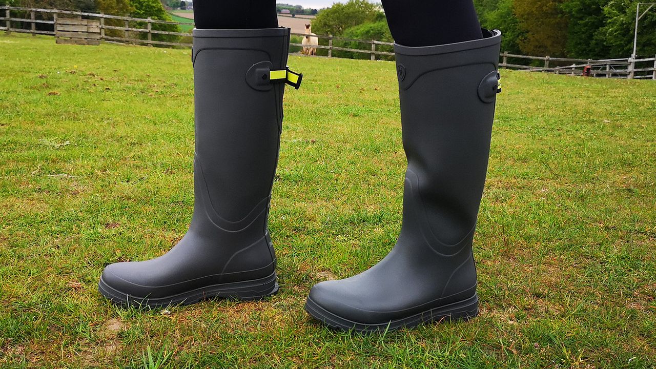 Ariat Kelmarsh from side