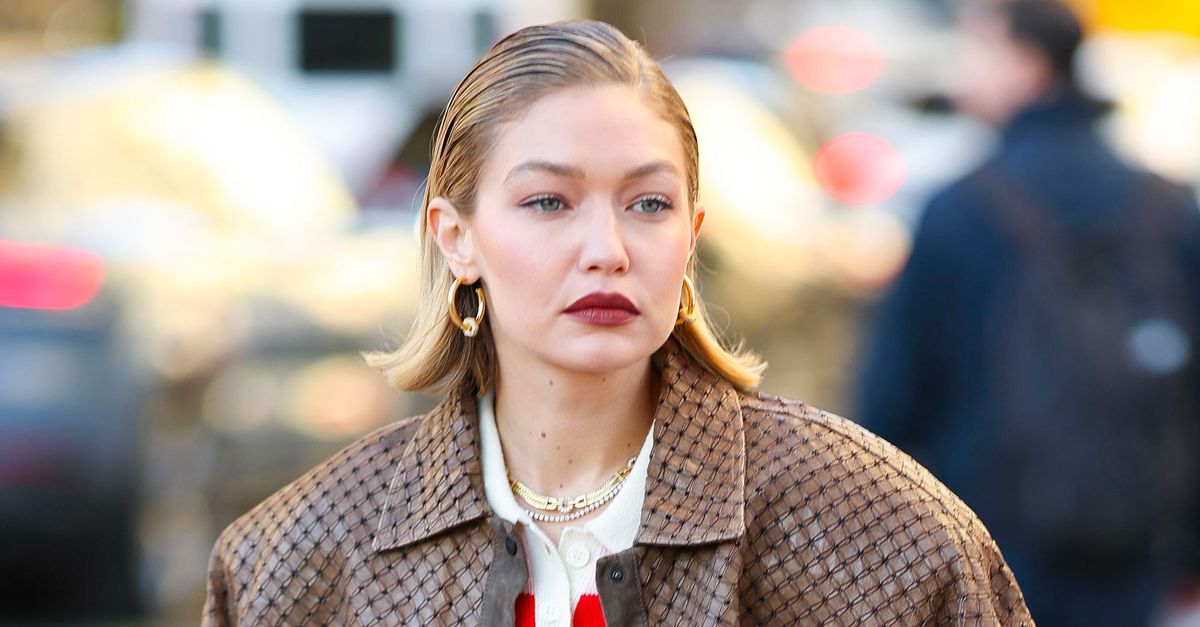 吉吉哈迪德 (Gigi Hadid) 剛剛穿了 90 美元的運動鞋，與直筒牛仔褲完美搭配