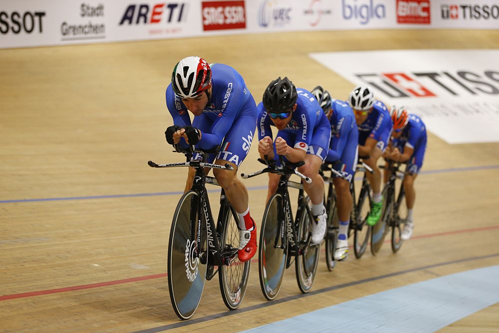 The Italians warm-up for the team pursuit event