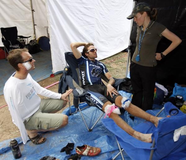 Winner Jason English (centre) with his Wife and pit crew Jennii, gets some treatment after the race while chatting with Dan Mackay, 2nd in 2009, after returning from hospital with his broken collarbone.