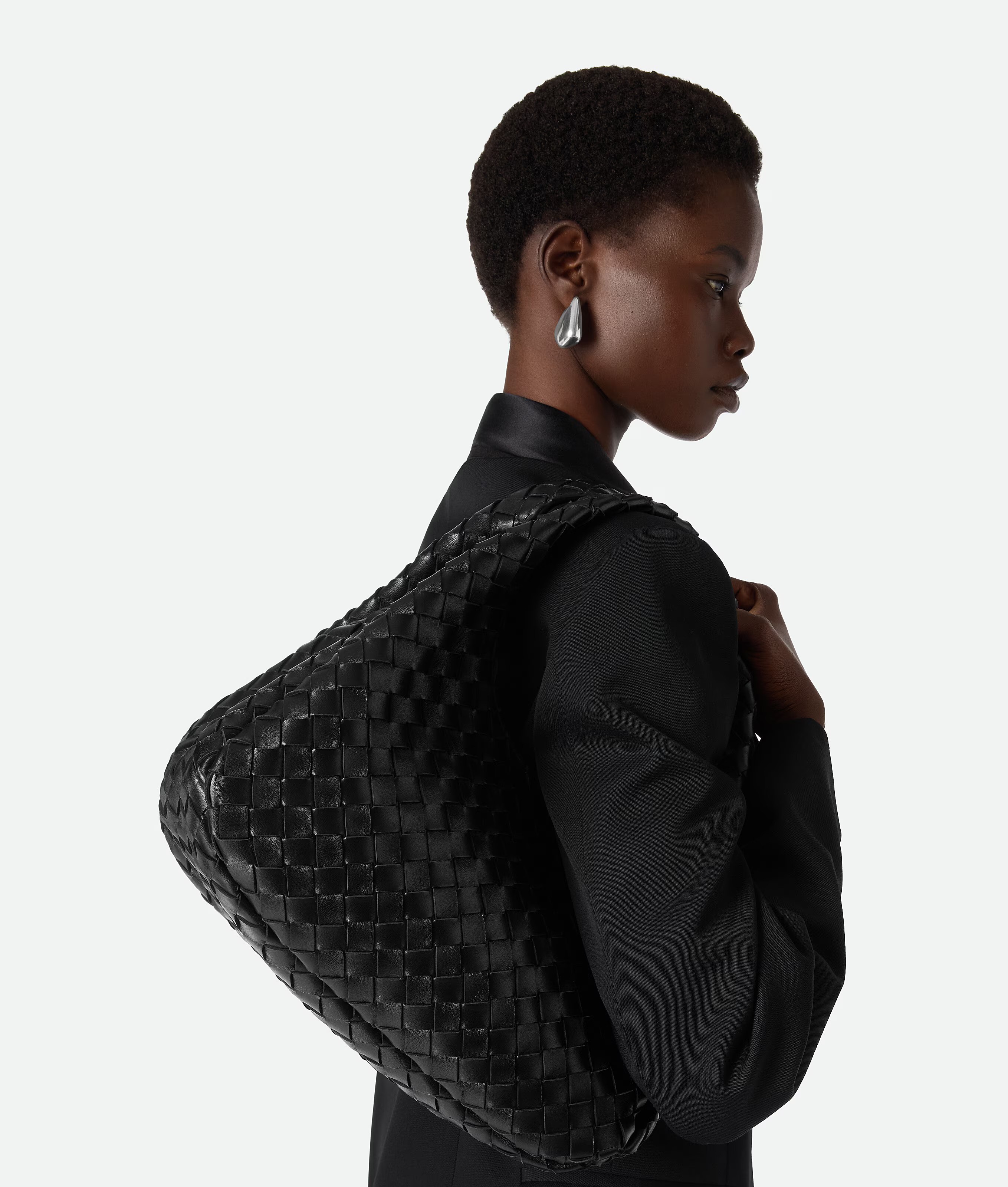 Woman wearies the Bottega Veneta Campana bag