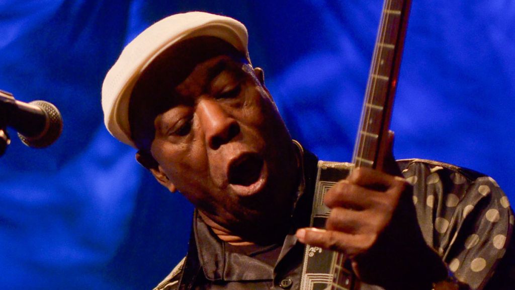 Buddy Guy Given National Guitar Museum Award | Louder