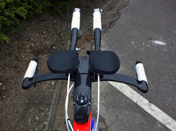 Wiggins is able to maintain a very narrow position on the bars.