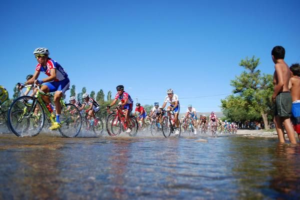 Splash and dash for the peloton on stage five