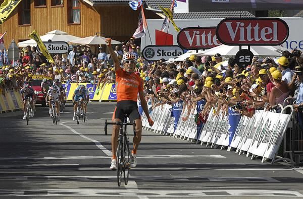 Mikel Astarloza (Euskaltel-Euskadi) wins stage 16 of the 2009 Tour de France.