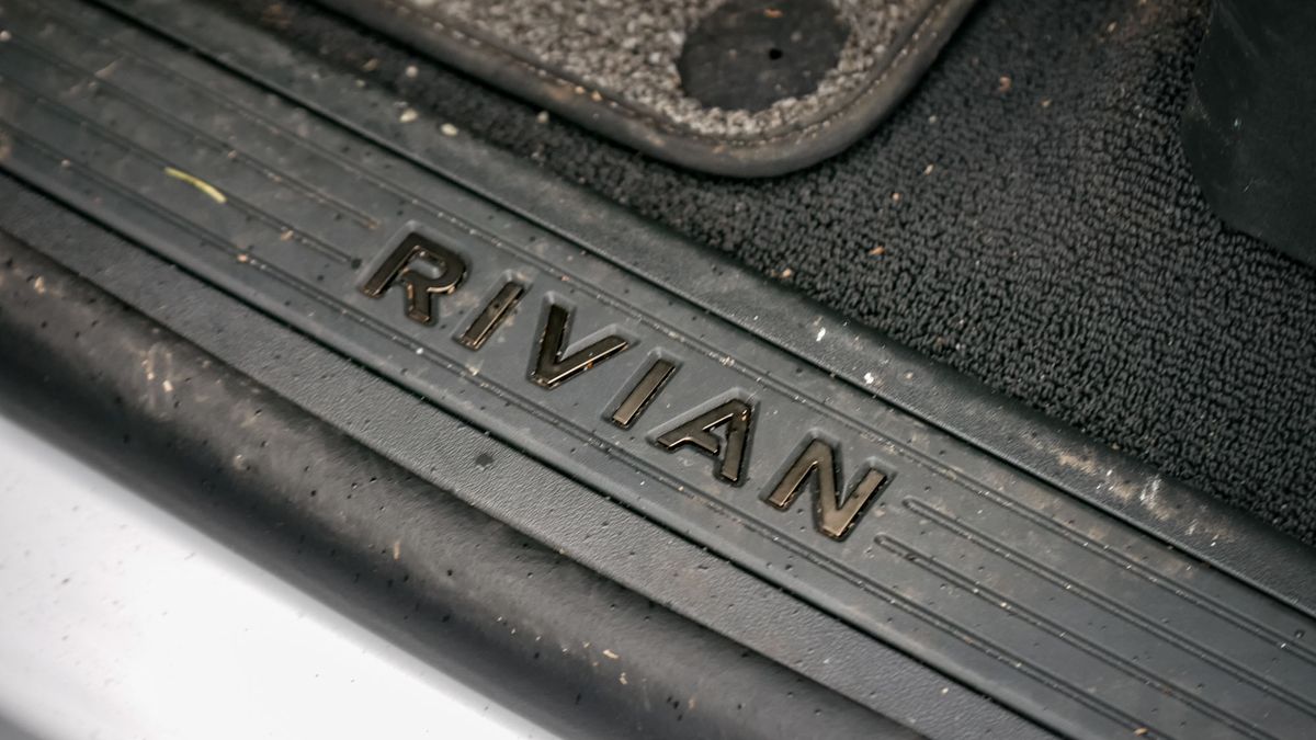 2025 Rivian R1S Tri-Motor test drive review.