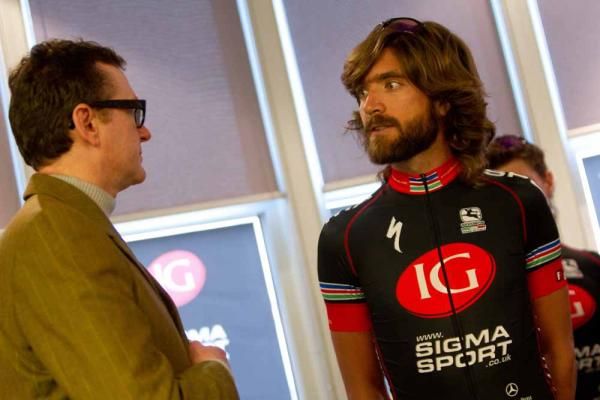Dan Craven speaks to David Harmon during the team presentation