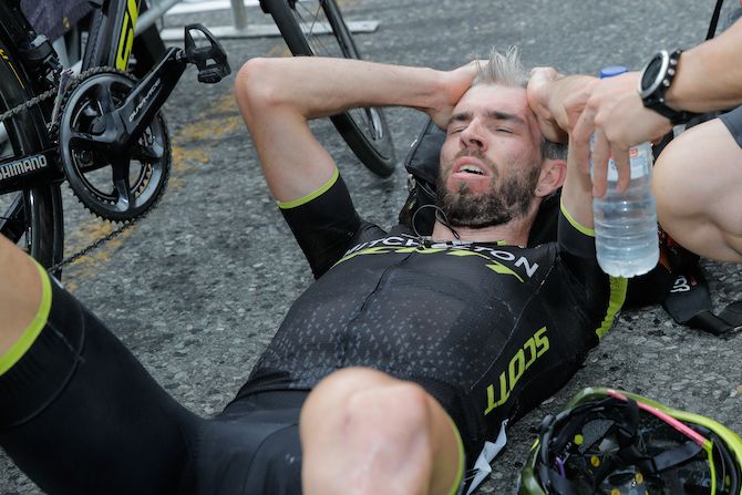 Mitchelton-Scott&rsquo;s Damien Howson shows the effects of his efforts to take second place on the stage