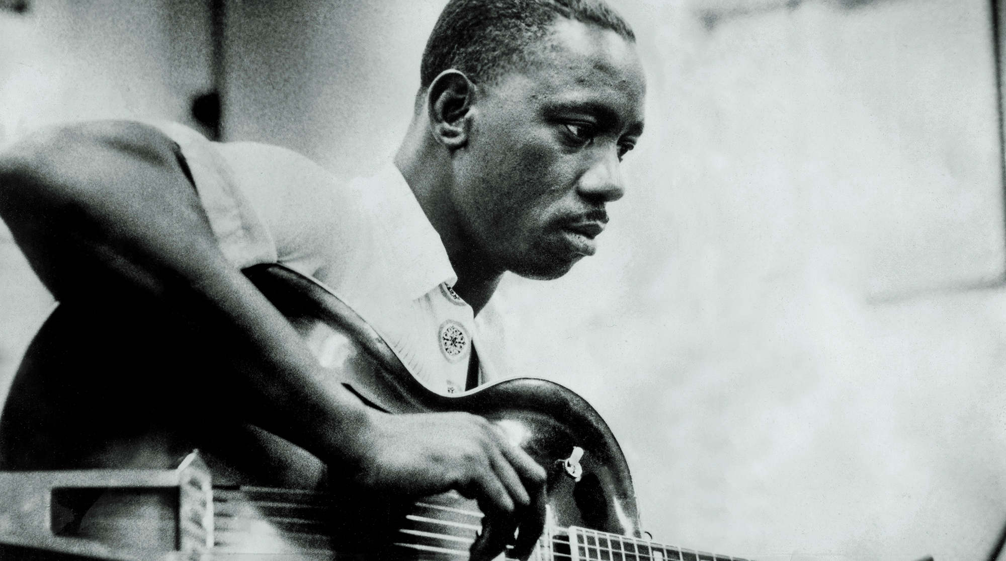 Jazz guitarist Wes Montgomery poses for a Riverside Records publicty still circa 1960. 