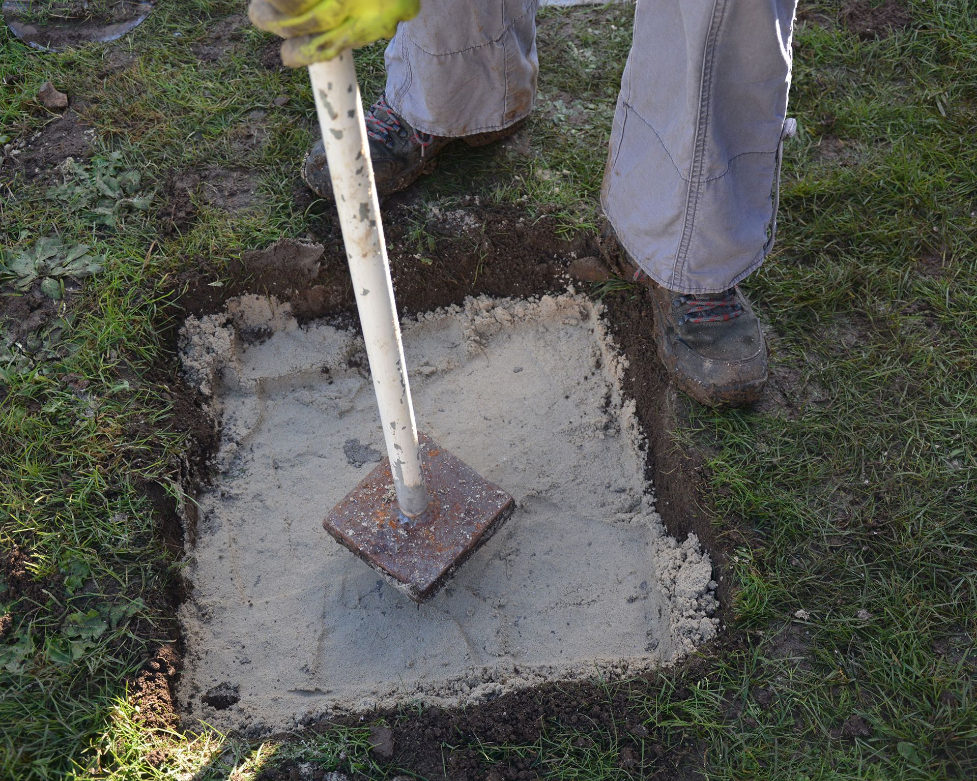 How to lay stepping stones on grass 4 easy steps Gardeningetc