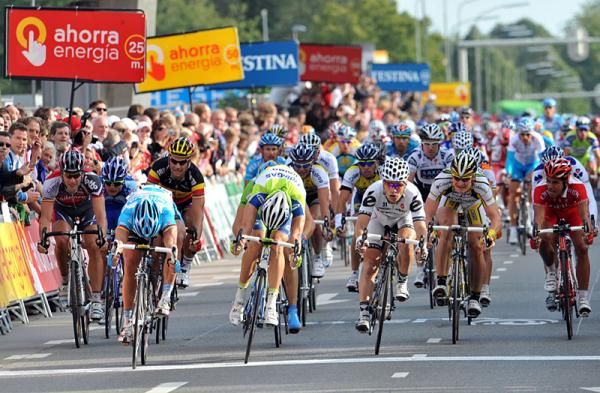 Gerald Ciolek (Milram) sprints ahead of Fabio Sabatini (Liquigas) in Emmen, Netherlands, l-r.