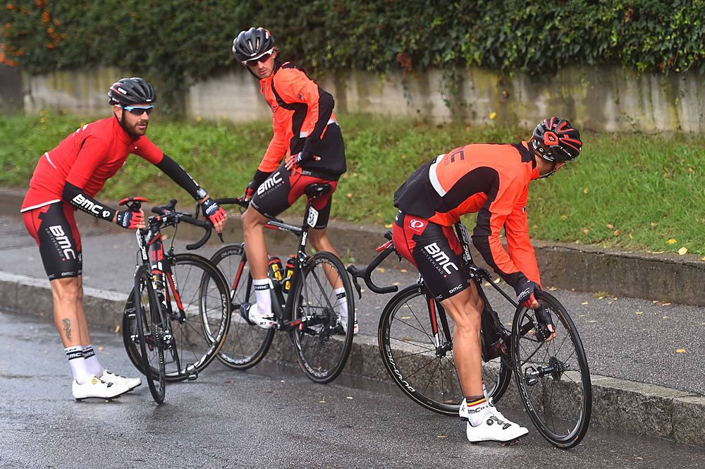 BMC Racing team stop to fix a mechanical for Philippe Gilbert