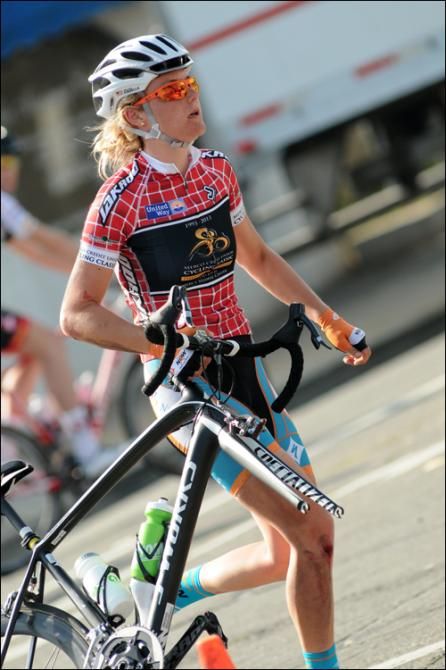 A crash, bloody knee and no wheel, didn't stop her from getting back in the race!