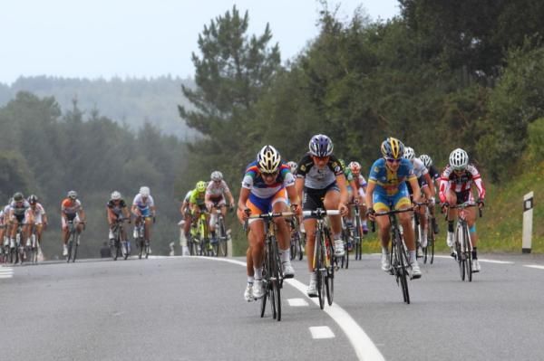 Marianne Vos (Rabo Women) is marked by Elisa Longo Borghini (Hitec Products - Mistral Home)