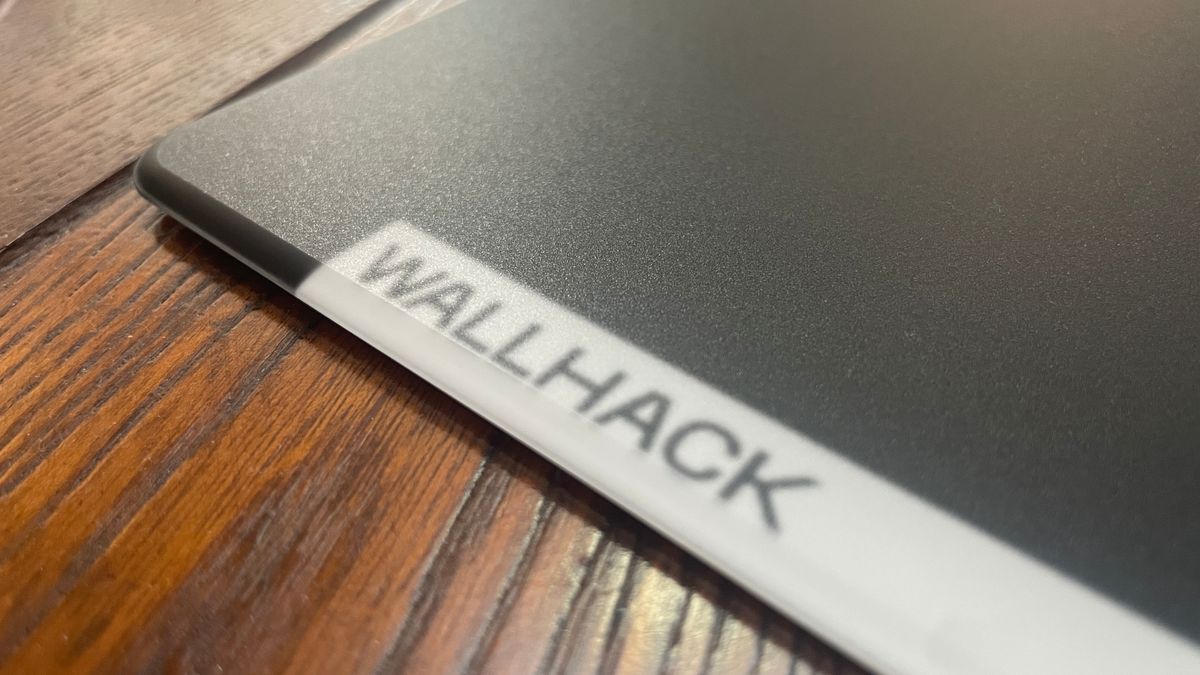 Hot swappable mouse batteries might be the new thing as it looks like Wallhack's first ever mouse will have one