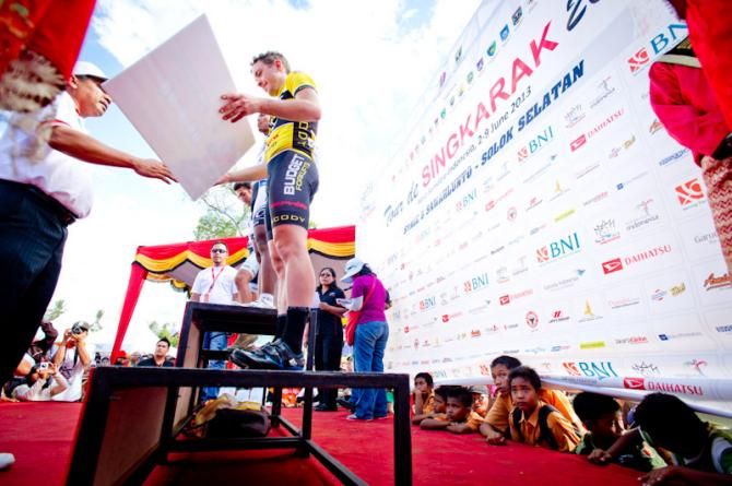 Young spectators come forward at the award ceremony of Tour de Singkarak