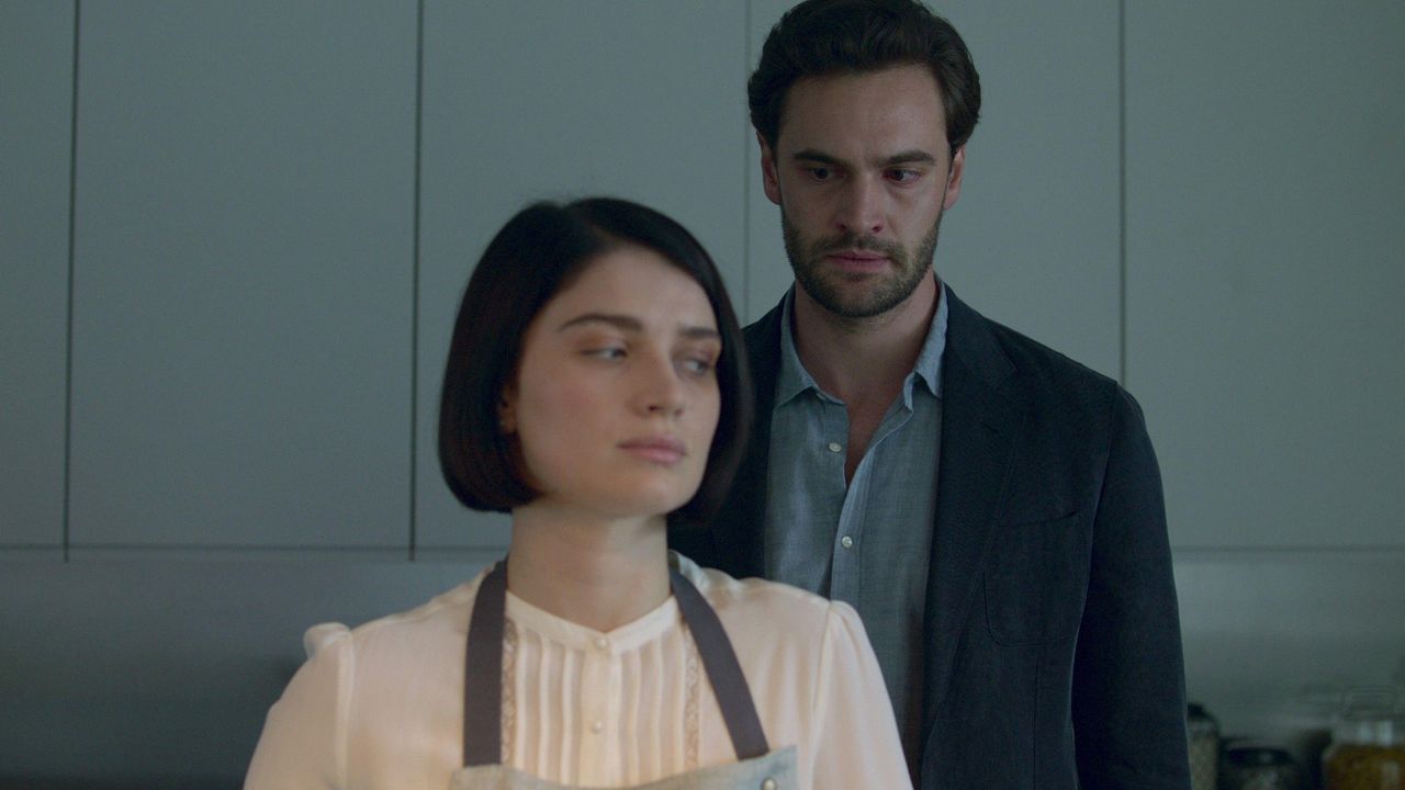 Eve Hewson and Tom Bateman in season one of Behind Her Eyes in 2021