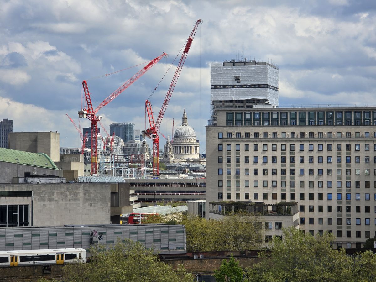 iPhone 15 Pro Max vs. Galaxy S24 Ultra vs. Pixel 8 Pro London Eye photos