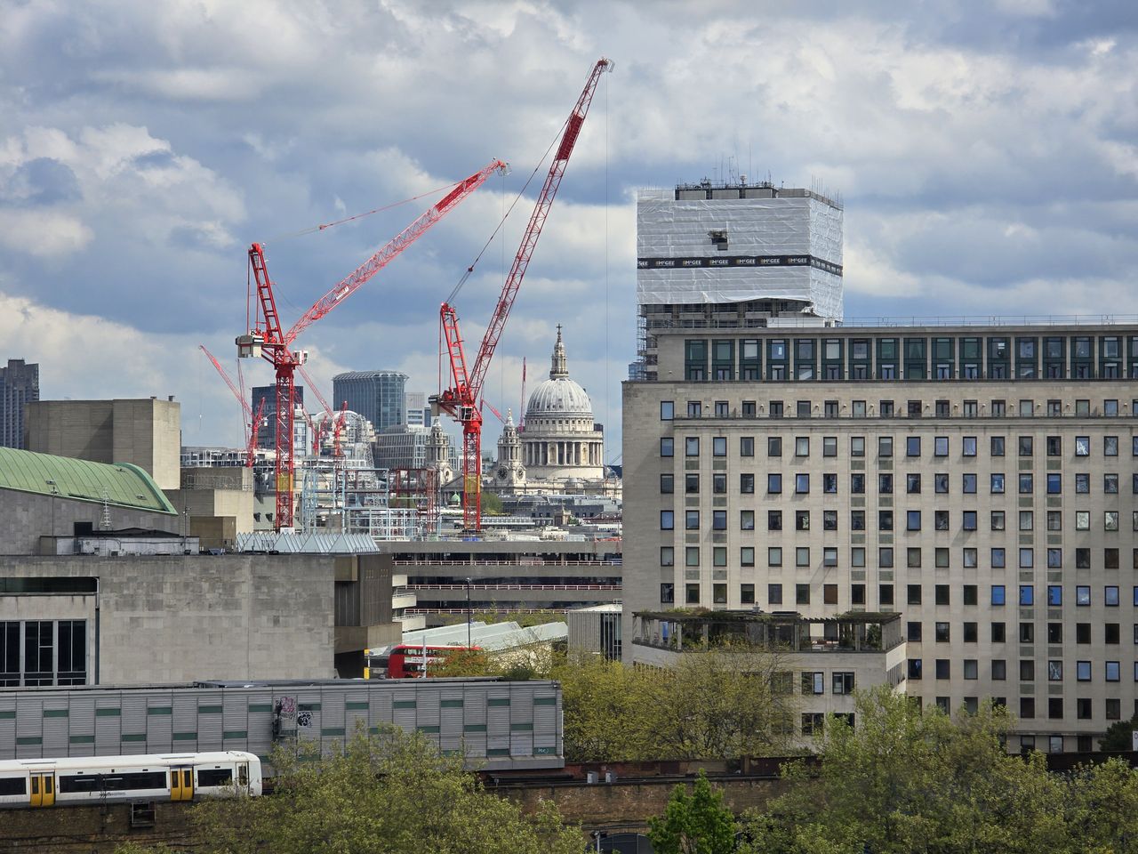 iPhone 15 Pro Max vs. Galaxy S24 Ultra vs. Pixel 8 Pro London Eye photos