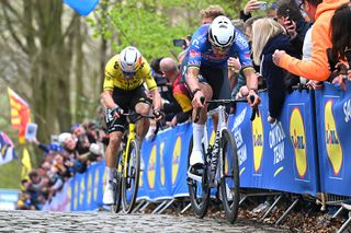 In Flanders Fields Men LIVE: Mathieu van der Poel and Wout van Aert go clear together over the Kemmelberg