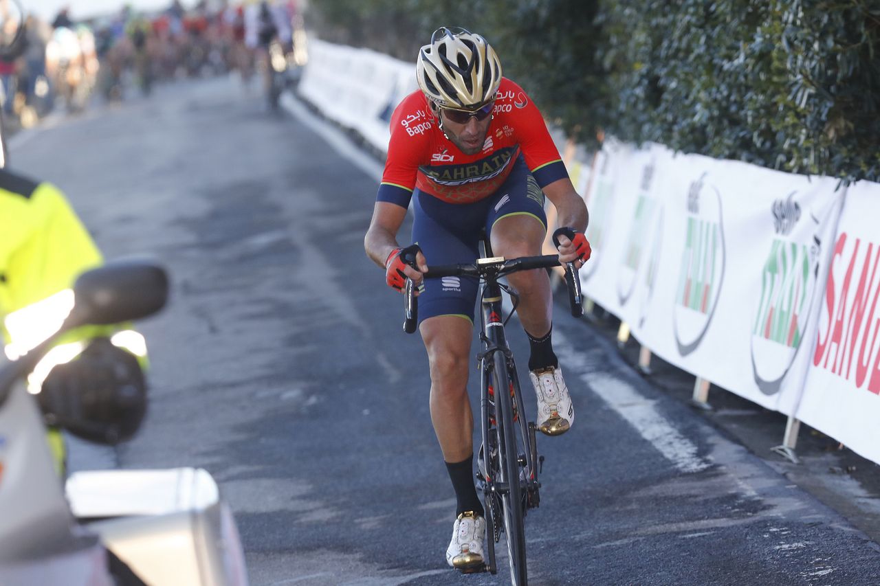 Vincenzo Nibali (Bahrain-Merida) goes solo