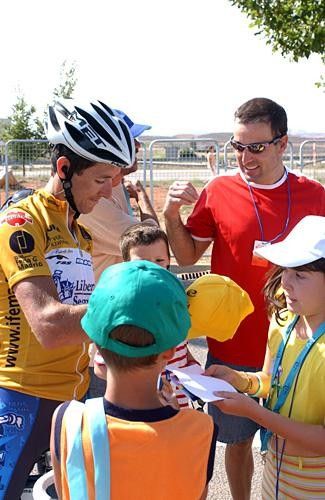 Roberto Heras (Liberty Seguros) signing autographs