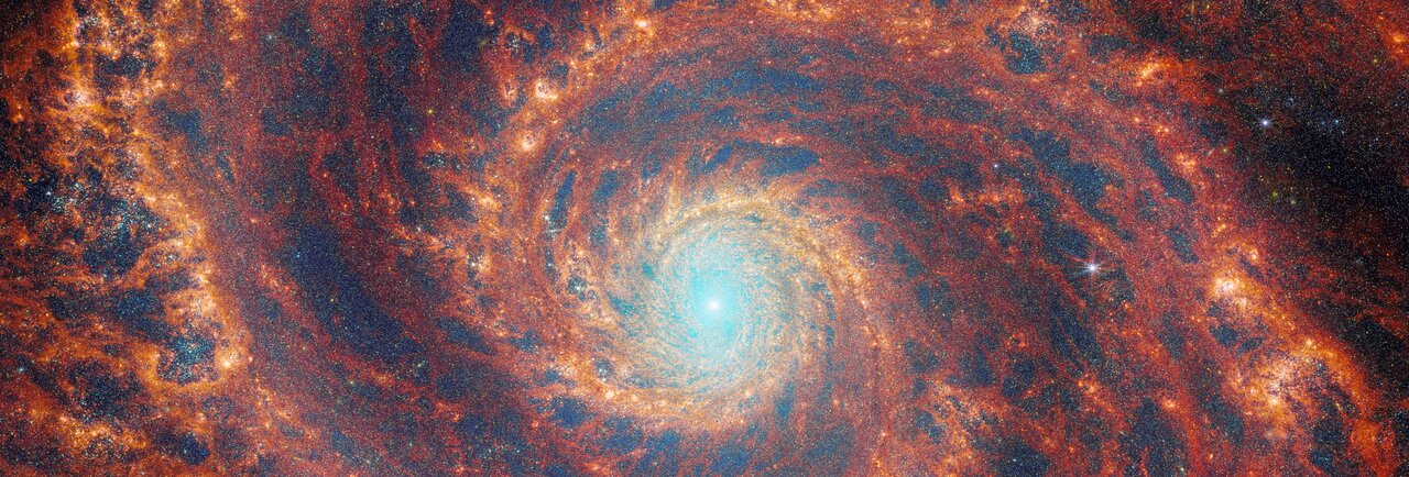 壮大なデザインの渦巻銀河 M51 の優雅でしなやかな腕がこの画像全体に伸びています。