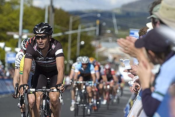 Applause for Darren Lapthorne (Rapha Condor) in the lead group.