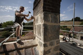 Stone conservationist Shaun Cooper working at a cottage in Devon. Photography © Richard Cannon/Country Life Picture Library