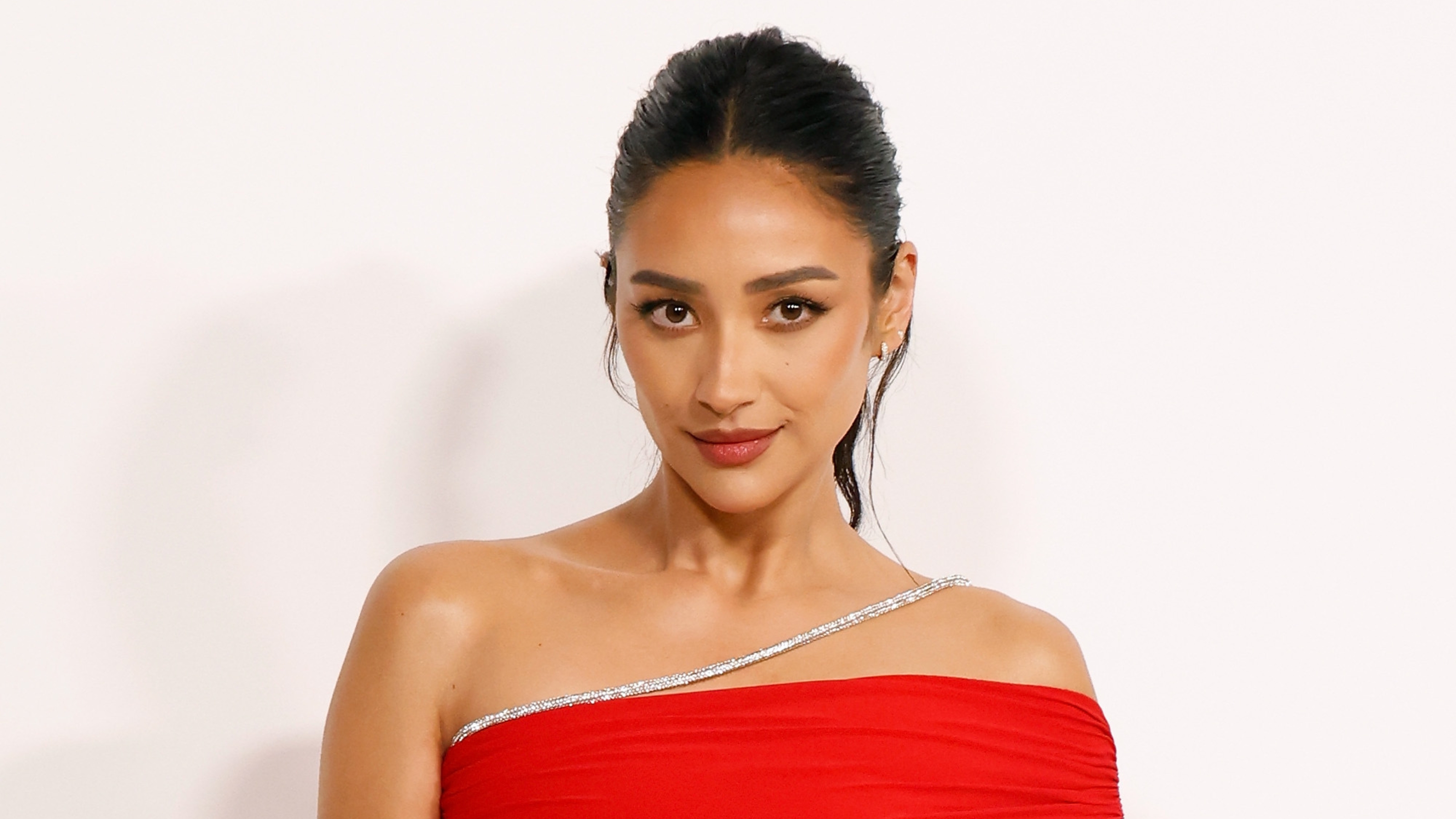 Shay Mitchell s Christmas Decorations recreate The Look Real Homes