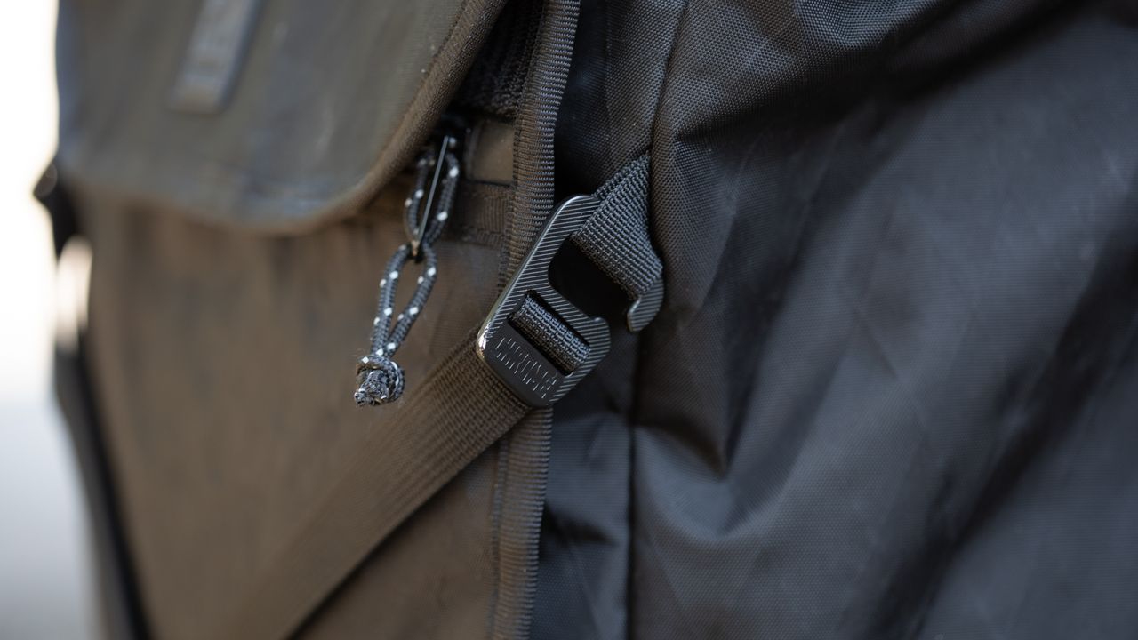 Chrome Industries Bravo 3.0 cross strap buckle