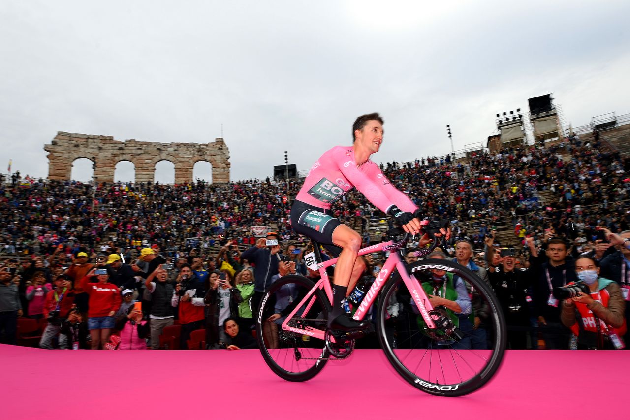 Jai Hindley celebrates winning the 2022 Giro d&#039;Italia