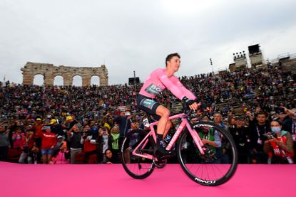 Jai Hindley celebrates winning the 2022 Giro d'Italia