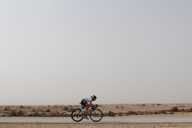 Judith Arndt (GreenEdge-AIS) chases on her own, just behind the break, in the desert of the Ladies Tour of Qatar.