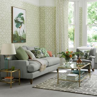 living room with patterned wallpaper and rug