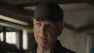 Gibbs in baseball cap talking to landlord in NCIS Season 15