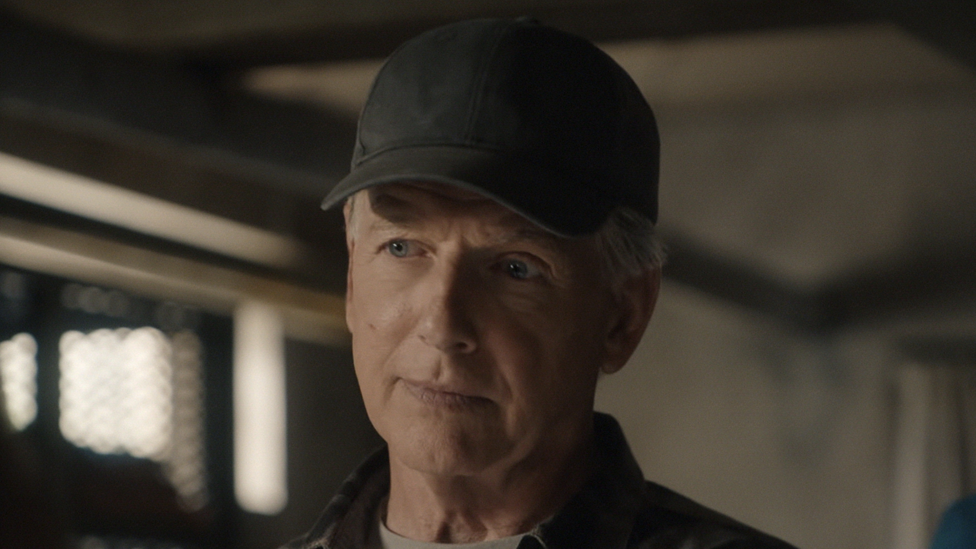 Gibbs in baseball cap talking to landlord in NCIS Season 15