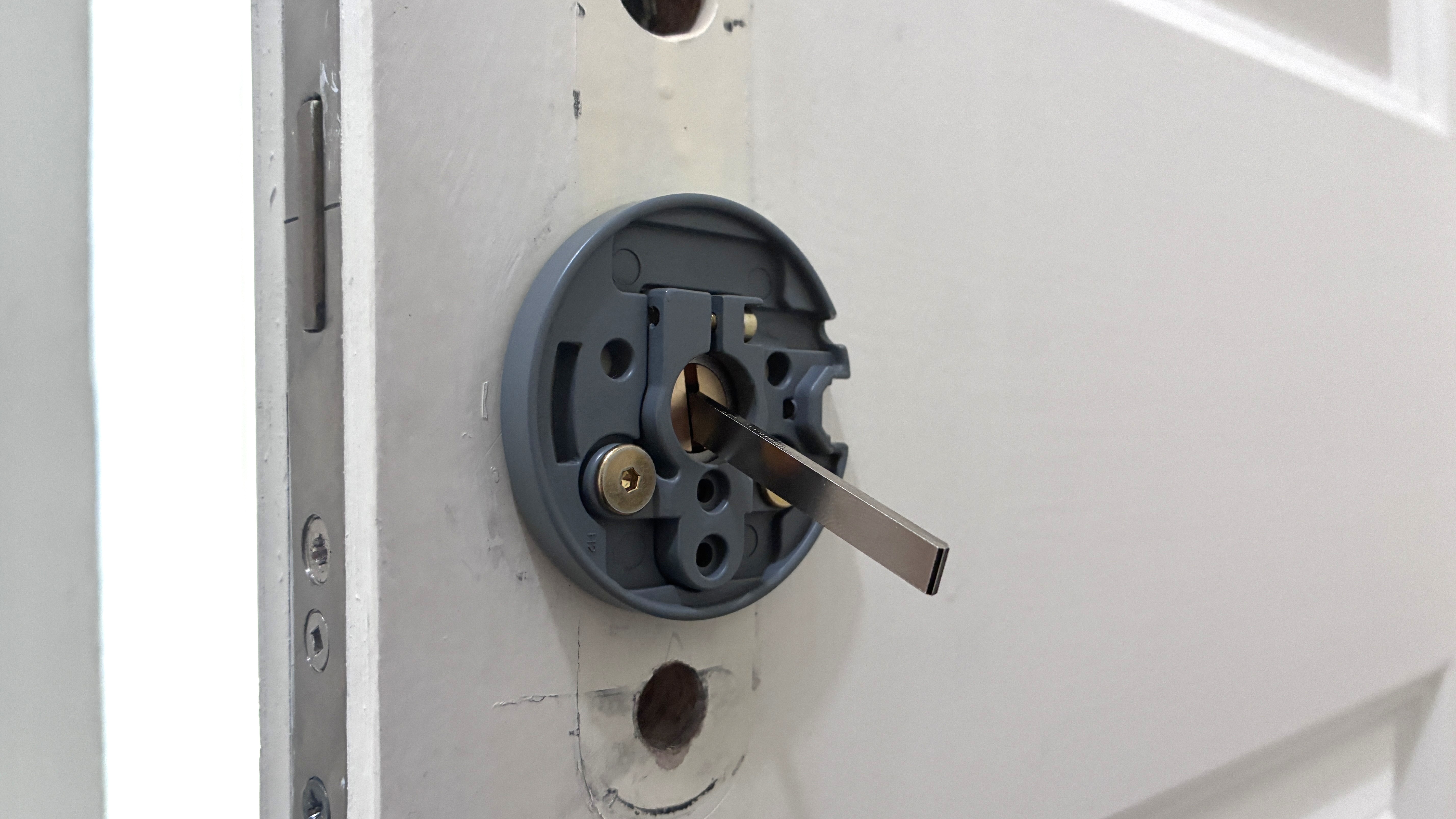 Yale Linus Smart Lock L2 Lite mount installed on door