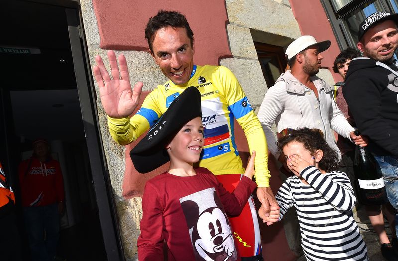 Joaquim Rodr&iacute;guez waves to the camera